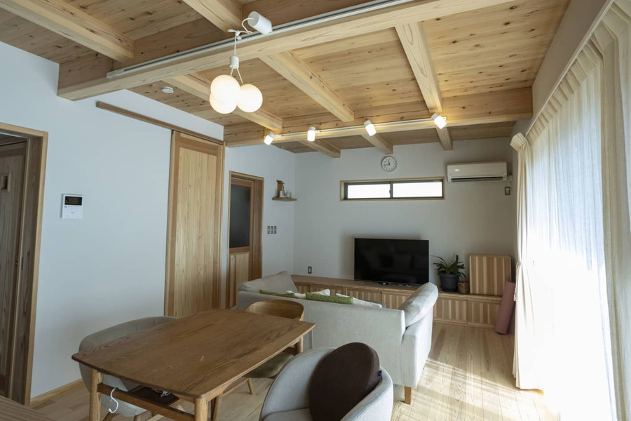 在宅ワークでお部屋にいても自然素材を感じられるリビング
